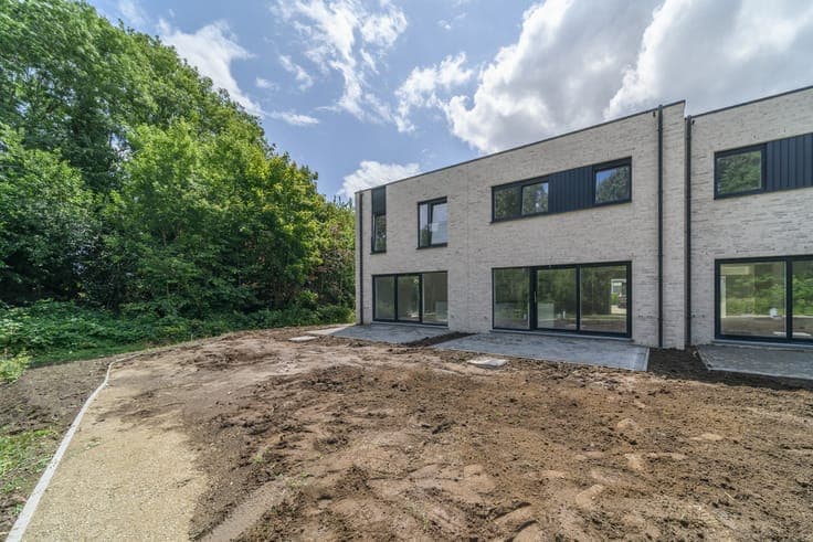 Gesloten bebouwing met tuin te Haaltert