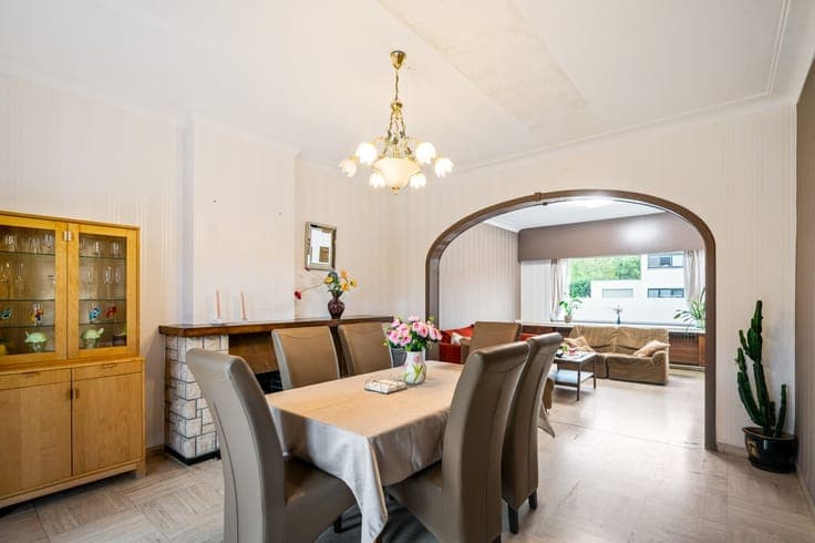 Ruime woning met 3 slpkrs en bijgebouw op perceel van 154...