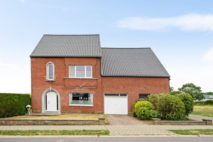Ruime woning met 3 slpkrs en bijgebouw op perceel van 154...