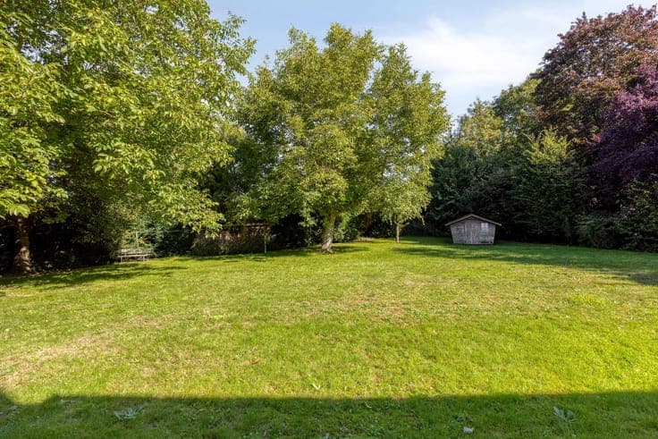Exceptional villa in rural setting near city