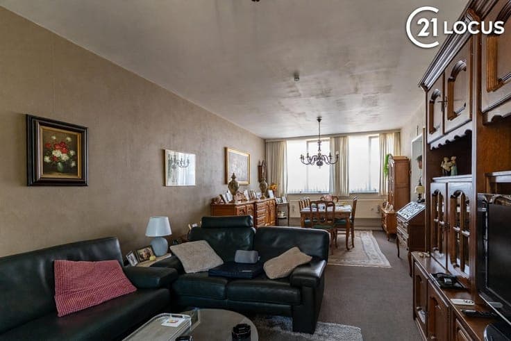 Investment Property: 3 Apartments & Commercial Space in Beve