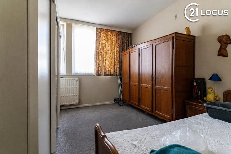 Investment Property: 3 Apartments & Commercial Space in Beve