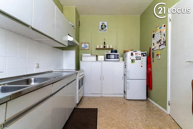 Investment Property: 3 Apartments & Commercial Space in Beve