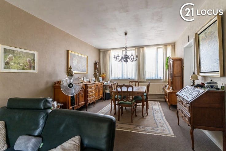 Investment Property: 3 Apartments & Commercial Space in Beve