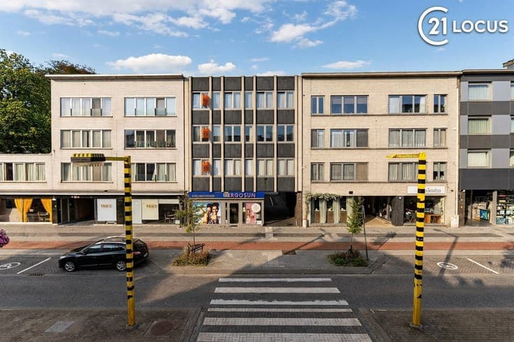 Investment Property: 3 Apartments & Commercial Space in Beve