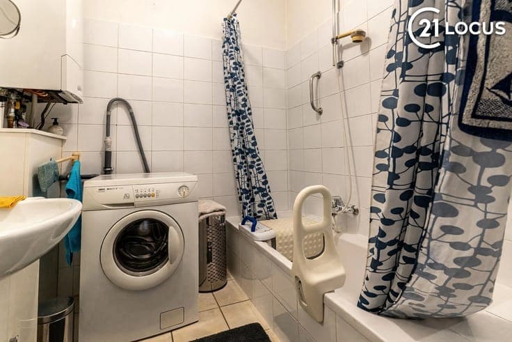 Investment Property: 3 Apartments & Commercial Space in Beve