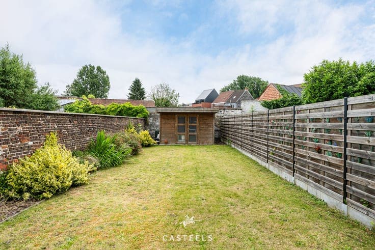 To be refreshed house with expansion possibilities in centra