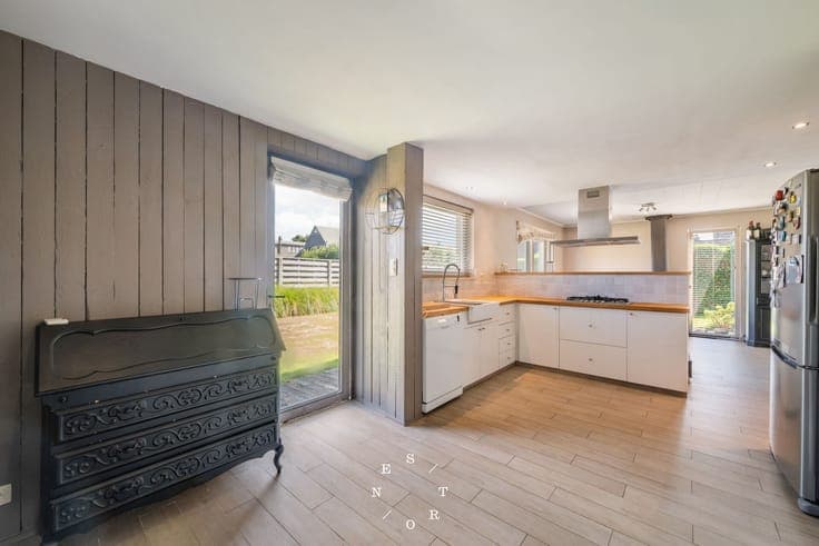 Spacious house for sale with 3 bedrooms, garden, and garage