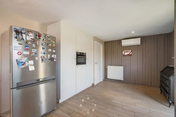 Spacious house for sale with 3 bedrooms, garden, and garage