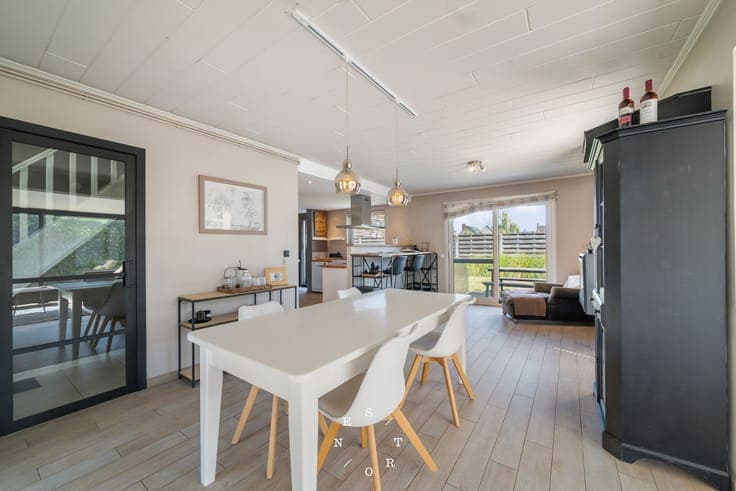 Spacious house for sale with 3 bedrooms, garden, and garage