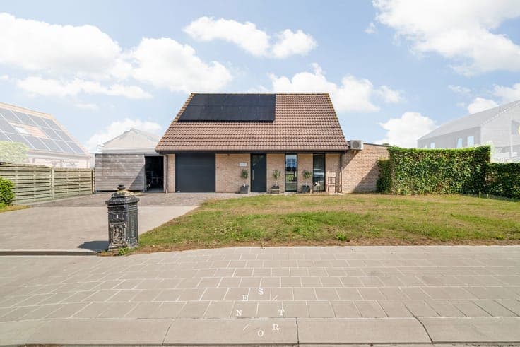 Spacious house for sale with 3 bedrooms, garden, and garage