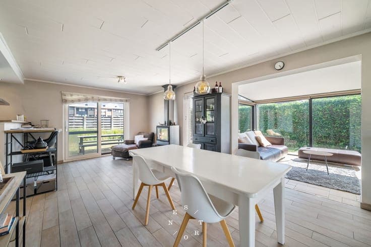 Spacious house for sale with 3 bedrooms, garden, and garage