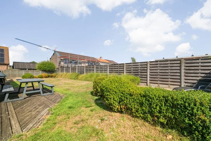 Spacious house for sale with 3 bedrooms, garden, and garage