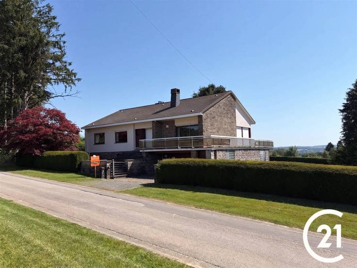 JOLIE VILLA DE PLAIN-PIED avec magnifique jardin dans cadre