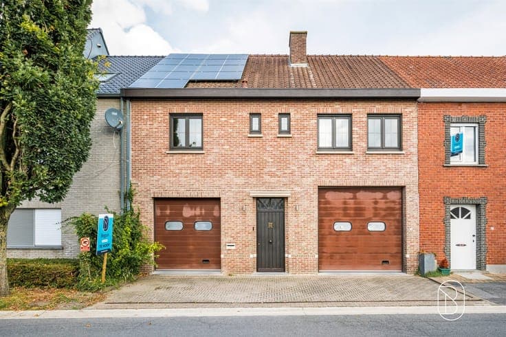 Spacious home with a studio, an office, and no fewer than 3
