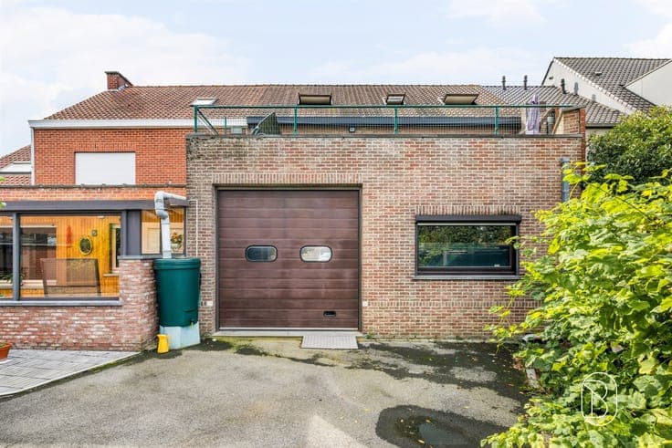 Spacious home with a studio, an office, and no fewer than 3