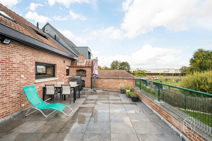 Spacious home with a studio, an office, and no fewer than 3