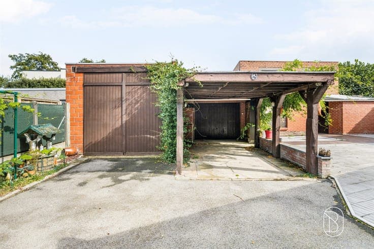 Spacious home with a studio, an office, and no fewer than 3