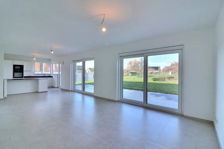 Stunning new 4-bedroom villa with an office and garage
