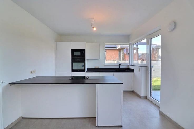 Stunning new 4-bedroom villa with an office and garage