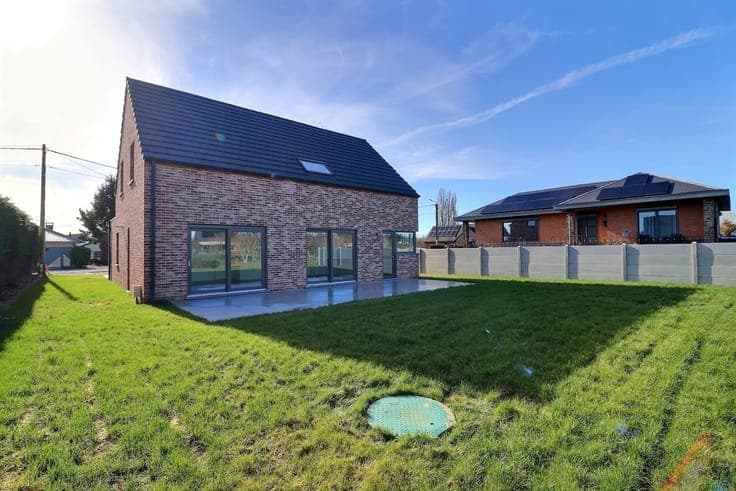Stunning new 4-bedroom villa with an office and garage