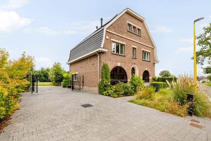 Characterful villa with iconic Cubex kitchen