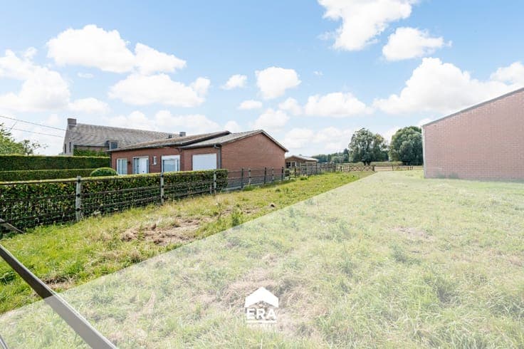 Detached single-storey home to renovate on a 1,078 m² plot