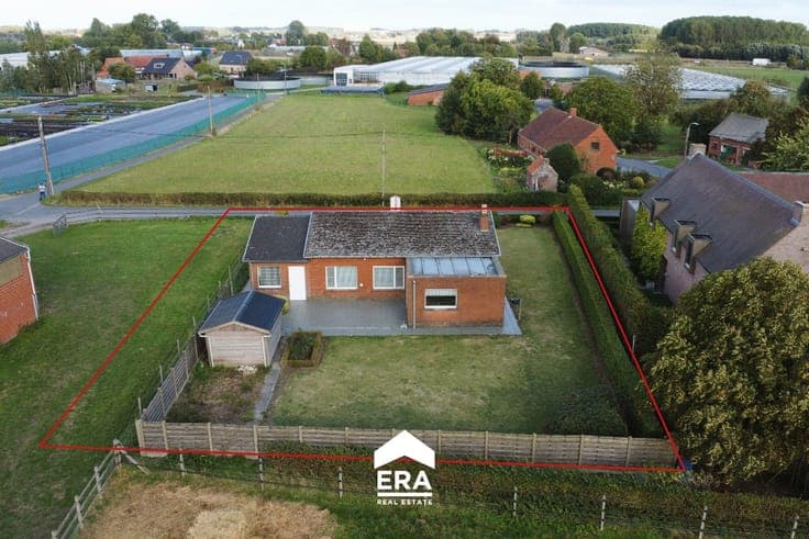 Detached single-storey home to renovate on a 1,078 m² plot