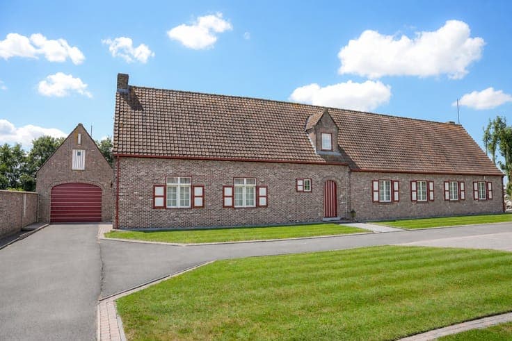 Prachtig gelegen villa met 5 slaapkamers, garage en ruime...