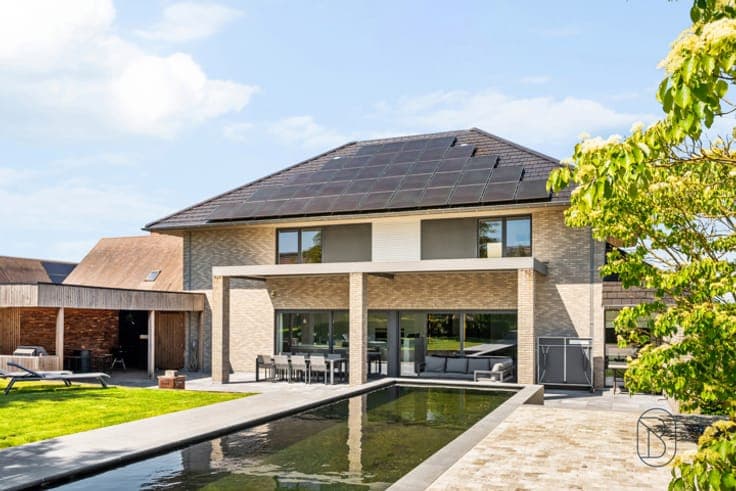 Spacious and energy-efficient villa with swimming pond
