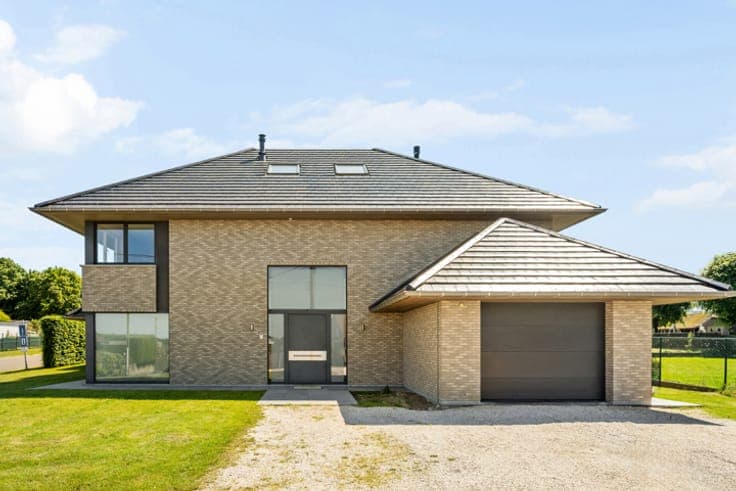 Spacious and energy-efficient villa with swimming pond