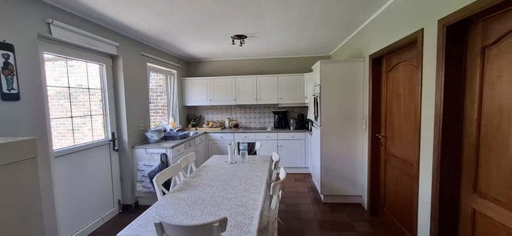Nice semi-detached house with extra garage / storage.