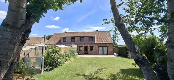 Nice semi-detached house with extra garage / storage.