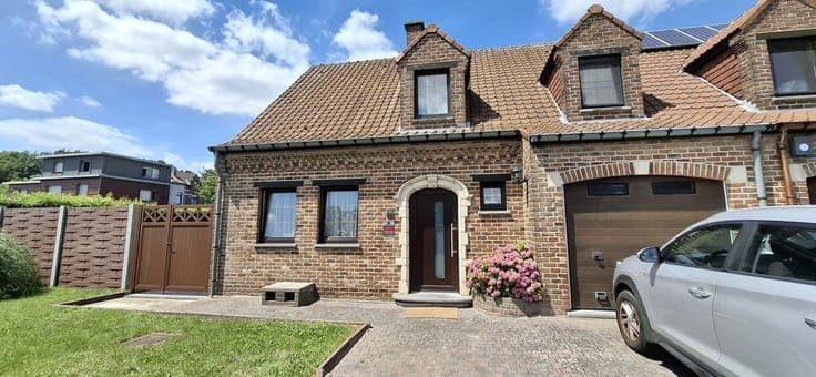 Nice semi-detached house with extra garage / storage.
