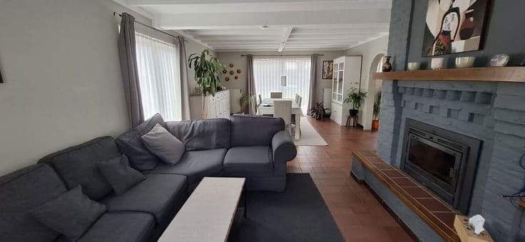 Nice semi-detached house with extra garage / storage.