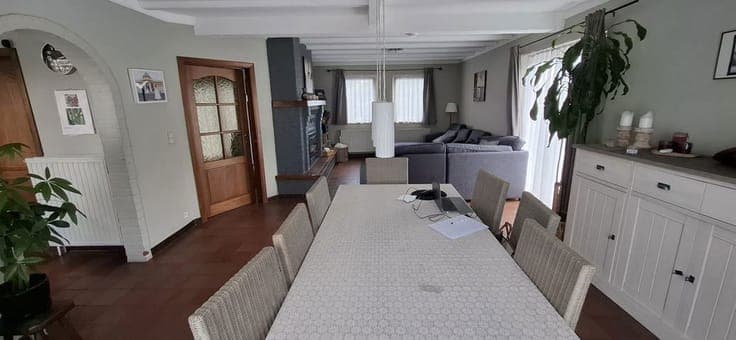 Nice semi-detached house with extra garage / storage.