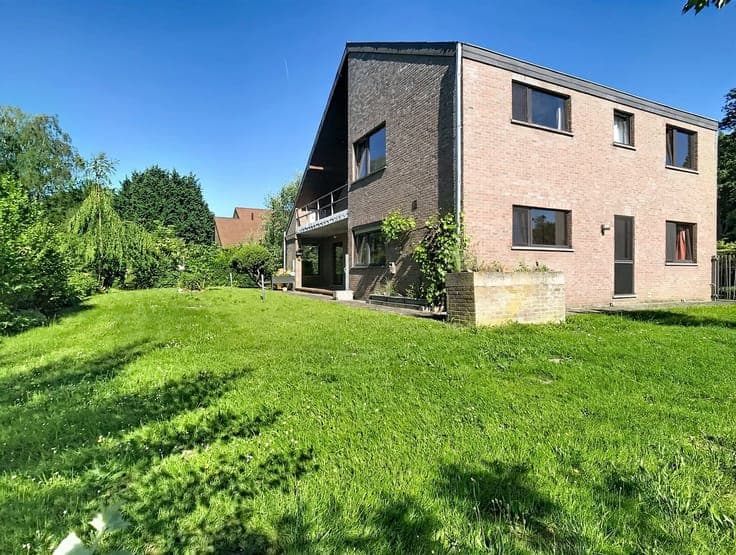 Villa with 3 beds, office & large plot