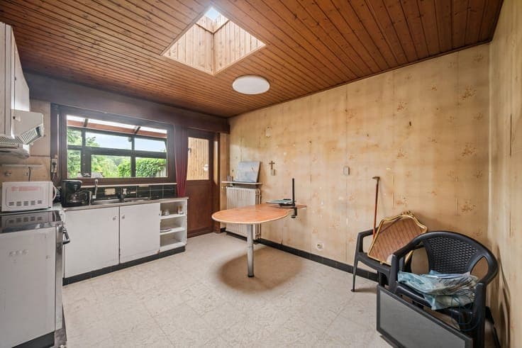 Solid family home on an exceptional 2,330 m² lot