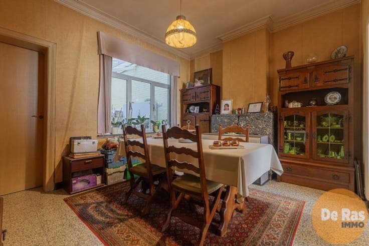 DEINZE - Te renoveren burgerwoning met tuin nabij centrum