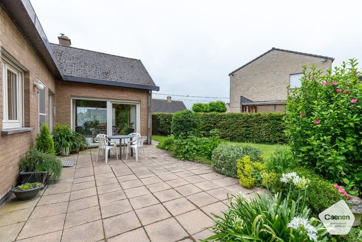 Te renoveren bungalow met 3 slaapkamers, garage en een pr...