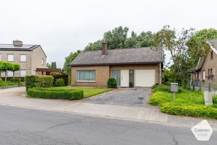 Te renoveren bungalow met 3 slaapkamers, garage en een pr...