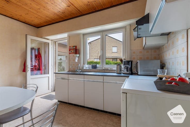 Te renoveren bungalow met 3 slaapkamers, garage en een pr...