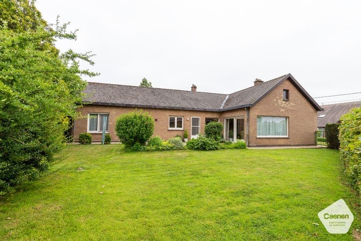 Te renoveren bungalow met 3 slaapkamers, garage en een pr...