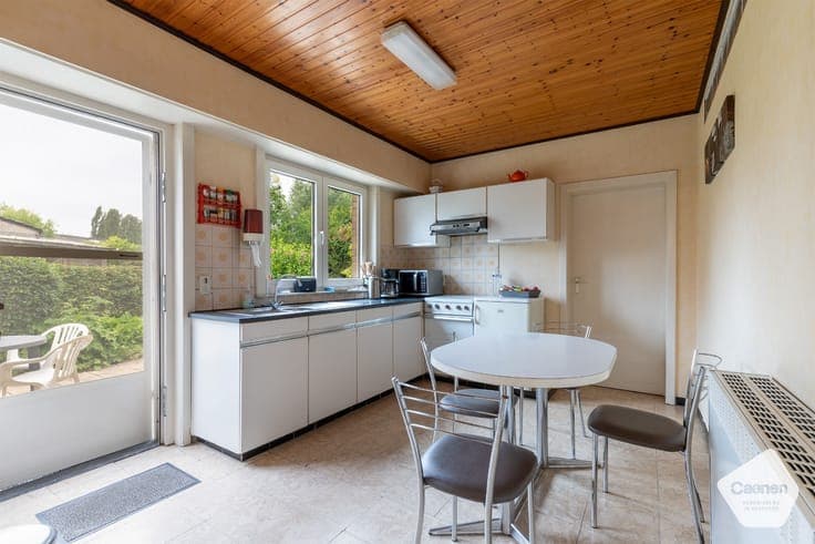 Te renoveren bungalow met 3 slaapkamers, garage en een pr...