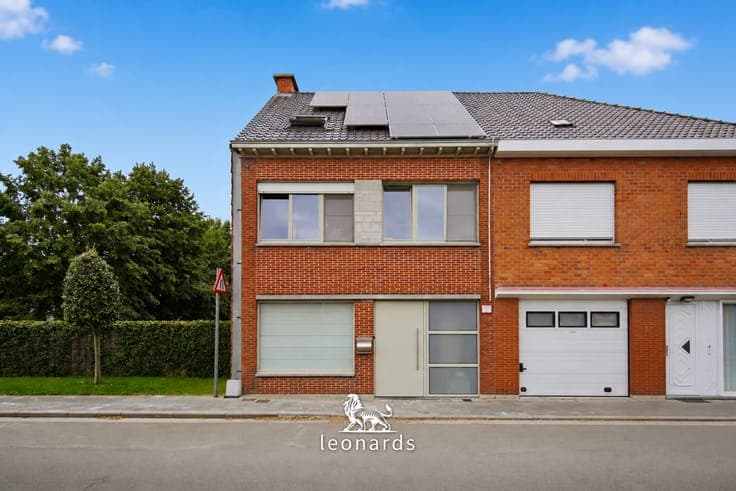 Spacious semi-detached family home with an outbuilding