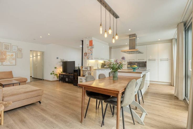 Ready-to-move-in family home with lovely garden