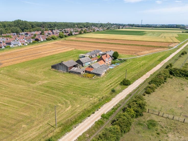 Farmhouse with 8,166 m² of land for sale