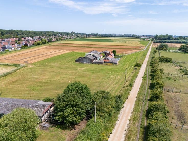Farmhouse with 8,166 m² of land for sale