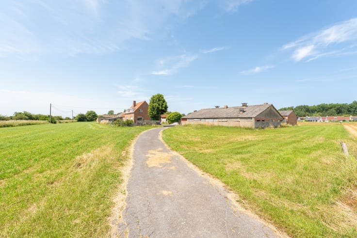 Farmhouse with 8,166 m² of land for sale