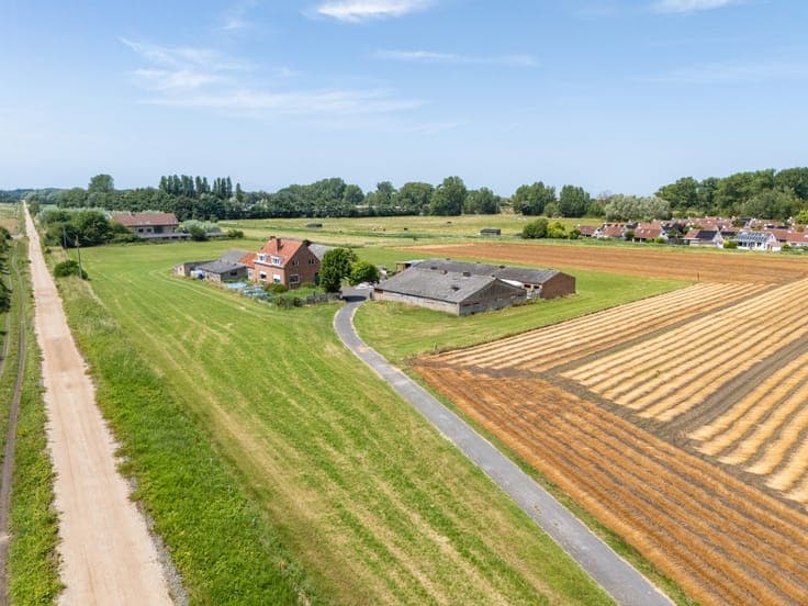 Farmhouse with 8,166 m² of land for sale
